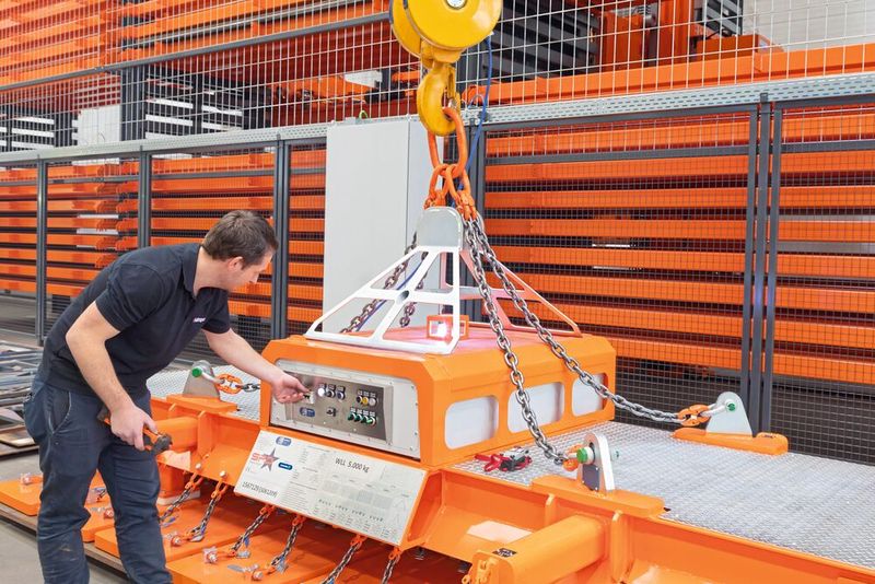 Der Einsatz von Funkfernbedienungen und Sicherheitsmechanismen schützt die Mitarbeitenden und minimiert das Risiko von Fehlbedienungen. (Bild: Schunk)