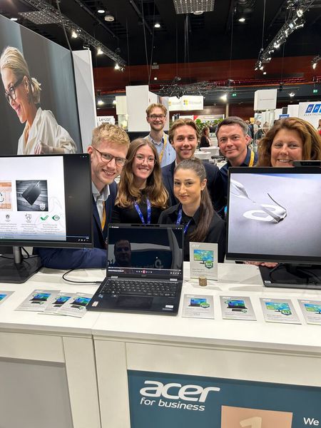 Mega Bild vom gesamten Acer-Team: (v. l.) Phillip Blume, Aylina Kniffka (api), Justus Empt, Julian Schubert, Chiara Benitez (api), Roman Ross und Kathrin Brinkschulte (api) (Bild: Vogel IT-Medien)