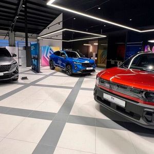 Das Familienunternehmen ist der erste Händler in Deutschland, der die neue Renault-CI im Showroom umsetzt.(Bild:  Autohaus Beil)