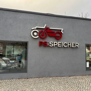 Dank seiner diversen Depots ist der PS.Speicher, dessen Haupthaus einst als Kornspeicher diente, mittlerweile das größte Oldtimermuseum Europas. Rund 400 Fahrzeuge sind in Summe ausgestellt.(Bild:  Michel – VCG)