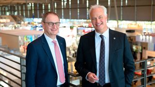 Carl Martin Welcker, EMO-Generalkommissar, (r.) und Dr. Wilfried Schäfer, Geschäftsführer beim EMO-Veranstalter VDW (Verein Deutscher Werkzeugmaschinenfabriken) sind zufrieden mit dem Verlauf der EMO Hannover 2019. (EMO Hannover)