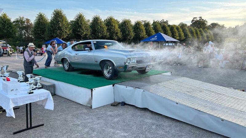 Ein Malheur hingegen ist dieser Dampf. Er stammt vom geplatzten Kühlerschlauch des Oldsmobile 442, was zufällig auf der Bühne der Classic-Gala passierte. (Bild: Peter Diehl)
