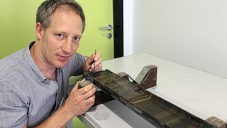 Mithilfe von gut datierten Sedimentkernen kann Dr. Jerome Kaiser (IOW) mehrere Tausend Jahre in die Ostseevergangenheit schauen. (Bild: Kristin Beck, IOW)