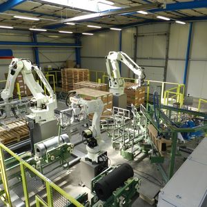 Aufgeschlüsselt nach Branchen arbeiten derzeit rund 70 % der Industrie-Roboter in den Segmenten Automobil, Elektro/Elektronik und Metall. 2015 legte die Zahl der operativen Einheiten in der Elektronikindustrie mit einem Plus von 18 % am stärksten zu. Die Metallindustrie verzeichnete ein Plus von 16 % und der Automobilsektor wuchs um 10 %. (Bild:  IFR)