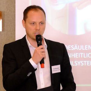 Felix Neugebauer, Geschäftsführer von ATH-Kia-Autohaus Leonberg, hielt beim Automobildialog in Berlin einen Impulsvortrag.(Bild:  Zietz – VCG)