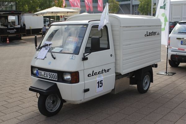 Bertha Benz Challenge 2012, 1. Tag: Präsentation der teilnehmenden Fahrzeuge auf dem Freigelände der Frankfurter Messe. Im Bild der Piaggio e-motec Ape TMe des Teams eLaster.de mit der Startniummer 15. (Ulrich Steinlechner)
