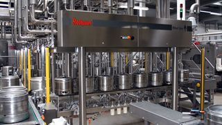 Eine der Drucklösungen von Atlantic Zeiser wurde für die Bedruckung und Kodierung von KEG-Fässern im laufenden Abfüllprozess installiert.  (Bild: Atlantic Zeiser)