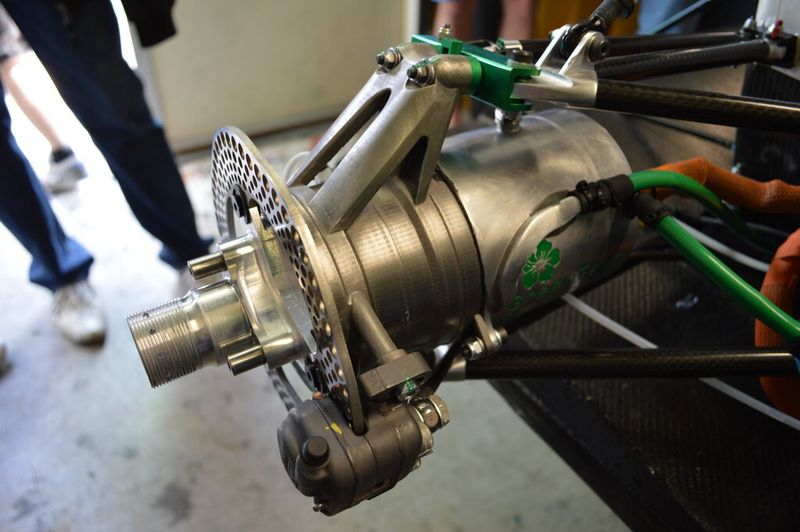 Durch optimierte Radträger aus Titanlegierung, die mit Renishaws generativem Fertigungsverfahren hergestellt wurden, konnten 1,5 kg des Fahrzeuggesamtgewichts eingespart werden. (Bild: Renishaw)