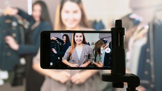 group-of-beautiful-asian-female-influencers-using-smartphone-to-streaming-live-video-showing-new-clothes-and-communicate-with-audience-online-business-marketing-fashion-selling-on-social-media-stockpack-adobe-stock-scaled (Quelle: myboys.me-Adobe Stock)