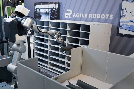 Agile Robots, Audi, Dassault Systèmes und Nvidia haben auf der Nvidia GTC Berlin ein Proof-of-Concept-Projekt vorgestellt, das die Teilesequenzierung im Audi Werk Ingolstadt mithilfe mobiler Humanoider automatisieren soll.(Bild:  Agile Robots)