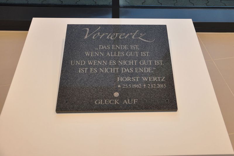 Eine Gedenktafel im Spandauer Autohaus erinnert an den Gründer der „Berolina-Familie“. (Foto: Grimm)