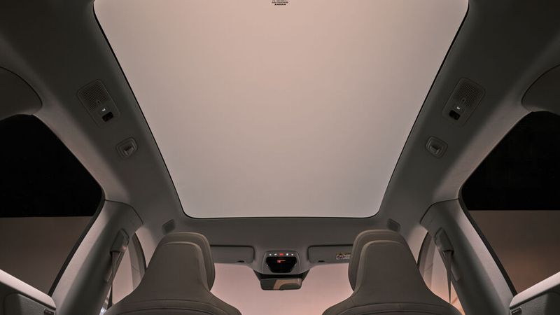 Ein Panoramadach ist bereits in der mittleren Ausstattungsvariante Plus serienmäßig verbaut. (Bild: Volvo)