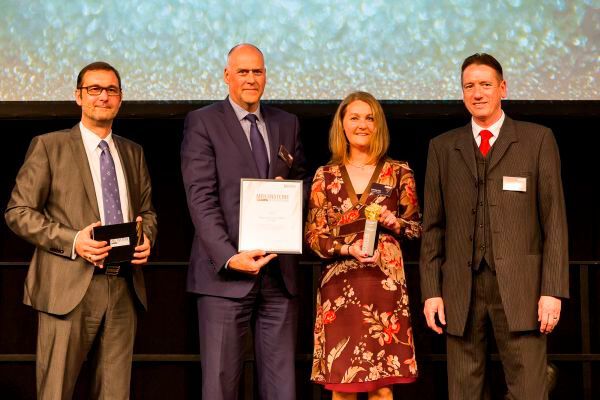 Udo Berg (Bildmitte links) und Carola Runge-Siegel vertraten Panasonic Electric Works, die in der Kategorie Relais ausgezeichnet wurde. (Fotograf/Copyright:Fotograf/Copyright: Stefan Bausewein/Vogel Business Media)