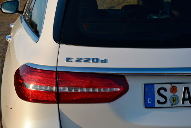 Insgesamt stehen dem Mercedes-Benz E 220d All Terrain dank Luftfederung drei Niveaulagen zur Verfügung. Mit Comfort, Eco, Sport, All Terrain und Individual stehen fünf Fahrprogramme zur Verfügung. (Bild: Michel / »kfz-betrieb«)