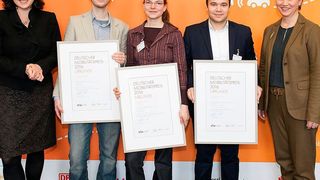 Drei visionäre Ideen zur Mobilität von morgen gekürt (v.l.n.r.): Dorothee Bär, MdB, Parlamentarische Staatssekretärin beim Bundesminister für Verkehr und digitale Infrastruktur; Florian Hoedt, AMICUS; Sophie M. Lohring, Hokus Pokus Kombibus; David Pereira van Loock, Grüne Meile; Ute Weiland, Geschäftsführerin der Initiative „Deutschland – Land der Ideen“. (Deutschland - Land der Ideen/Juliane Eirich)