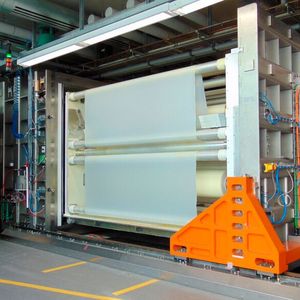 Blick auf die neu entwickelte Niederdruck-Plasmaanlage des Fraunhofer-IFAM. Hier wird ein 2,1 Meter breiter Folienhalbschlauch mit einer, wie betont wird, ultradünnen plasmapolymeren Trennschicht ausgestattet, die dann als Trennsystem bei der Herstellung von Windkraft-Rotorblättern genutzt werden kann, aber auch für andere Bauteile.(Bild:  Fraunhofer-IFAM)