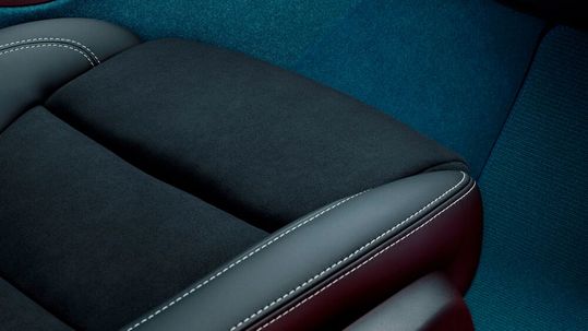Neuartige Materialien wie das „Nordico“ sollen künftig zum Einsatz kommen. Optisch ähnelt es konventionellem Leder.(Bild:  Volvo Car Group)