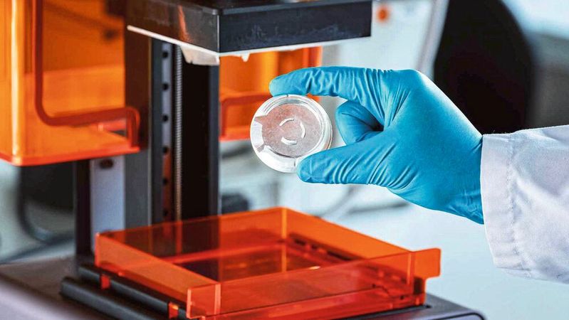 In 3D-gedruckten Kammern mit personalisierten Formen soll künftig transplantationsfähiges, körpereigenes Gewebe gezüchtet werden, das z. B. die Form einer zu schließenden Wunde annehmen kann. In 3D-gedruckten Kammern mit personalisierten Formen soll künftig transplantationsfähiges, körpereigenes Gewebe gezüchtet werden, das z. B. die Form einer zu schließenden Wunde annehmen kann.
