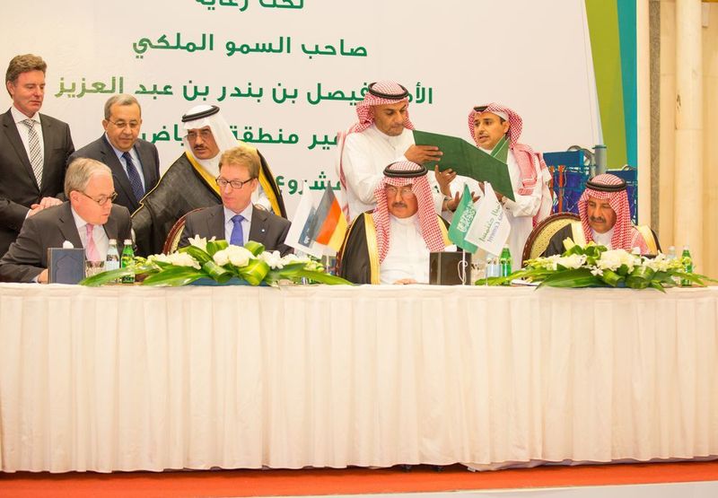 Signing the largest cement contract ever secured by thyssenkrupp: (f.l.t.r) Dr. Hans Christoph Atzpodien, Member of the Executive Board of the Industrial Solutions business area, Jens Michael Wegmann, CEO and Chairman of the Executive Board of the Industrial Solutions business area, H.H. Prince Turki Bin Mohammad Bin Abdulaziz Bin Turki, Chairman of the Board Yamama and H.H. Prince Sultan Bin Mohammad Bin Saud Al-Kabeer, Vice President and Managing Director Yamama (Picture: Thyssenkrupp)