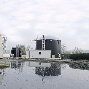 The sewage treatment plant in Burgebrach, Bavaria, demonstrates how a municipal enterprise can effectively reduce its energy and disposal costs with the help of a biogas plant. For the existing sewage treatment plant, which serves a population of 13,000, Weltec has added a sludge digestion unit including energetic utilisation of sewage gas in the combined heat and power (CHP) plant.