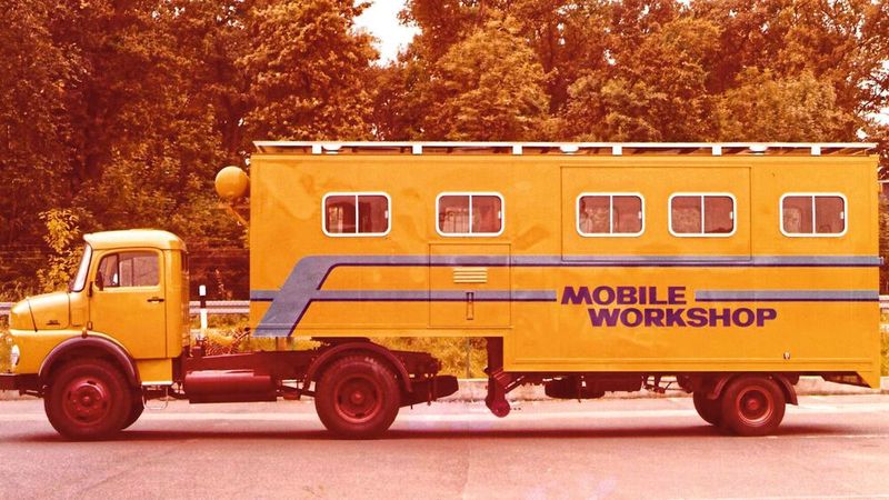 Eine mobile Werkstatt in Form eines Sattelaufliegers. Unschwer zu erkennen: Ab den Siebzigern spielte der Export für Friedrichs eine immer größere Rolle. (Bild: Friedrichs)