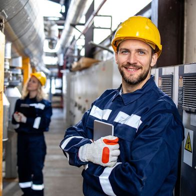 Anstatt Arbeitskräfte zu ersetzen, konzentrieren sich deutsche Hersteller darauf, die menschlichen Fähigkeiten durch Technologie zu erweitern. Das zeigen die deutschen Ergebnisse des 11. „State of Smart Manufacturing Report“ von Rockwell Automation. 
 (Bild: © littlewolf1989 - stock.adobe.com)