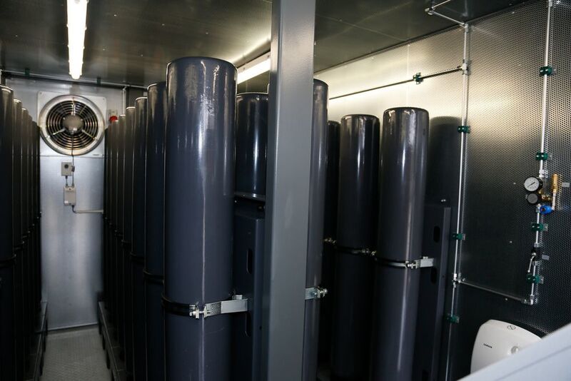 Im Inneren des Druckluft-Containers gibt es unter anderem Platz für 20 Hochdruck-Speicherflaschen. (Unimatic)