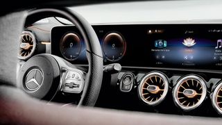 Die Konnektivität und viele Assistenzdienste im Auto brauchen Mobilfunk. Über die Lizenzierung der notwendigen Technik streiten Daimler und Nokia. (Bild: Daimler)