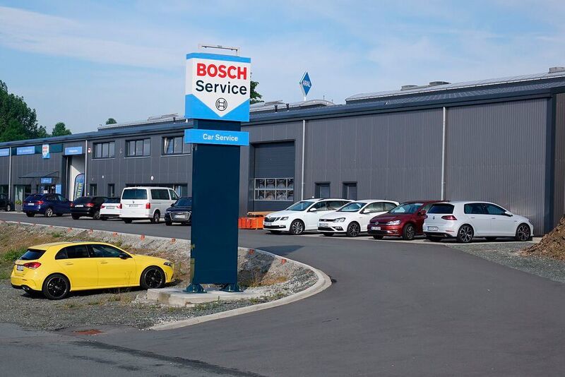 Erst 2018 baute Sascha Hasanovic diesen Betrieb auf der grünen Wiese. Vorher nutzte er ein ehemaliges Opel-Autohaus. (Rosenow/»kfz-betrieb«)