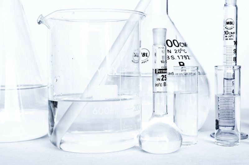 Platz 7 – Chemie, 2,9% (-0,1%)   Die Chemiebranche landet mit 2,9% nur auf Platz 7 im F&E-Ranking. Gegenüber dem Vorjahr sind die Investitionen – gemessen am Umsatz – hier sogar um 0,1% zurückgegangen.  Mit 17,2 Milliarden Euro stehen aber trotzdem enorme Summen für neue Innovationen zur Verfügung.    Wie steht es um das Thema Nachhaltigkeit in der Chemiebranche? Eine Umfrage zeigt, wie Arbeitnehmer darüber denken. (Bild: Pixabay/PublicDomainPictures)