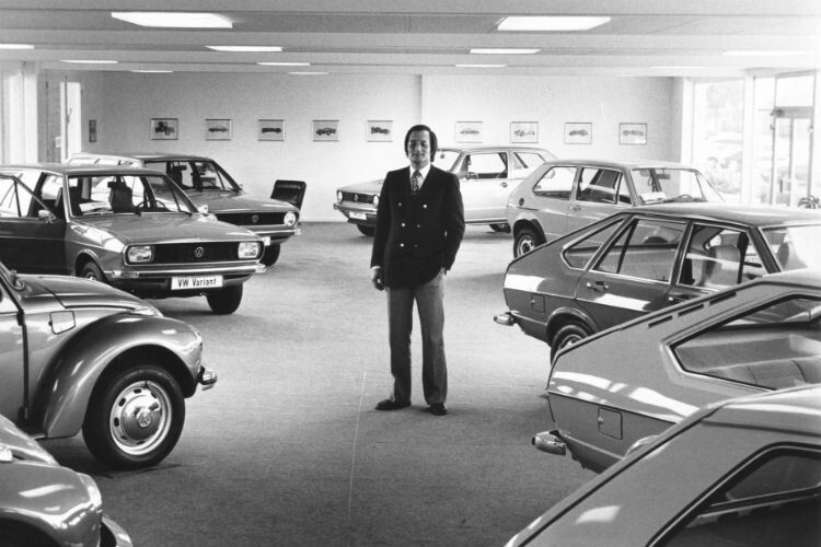 Peter Tiedtke im Ausstellungsraum der 1970er Jahre. (Foto: Tiedtke)