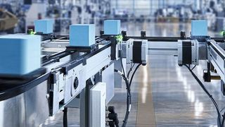 Das Transfersystem TS 1 mit 48-Volt-Schrittmotoren ermöglicht im Vergleich zu Asynchron-Getriebemotoren kompaktere Anlagenlayouts. (Bild: Bosch Rexorth)