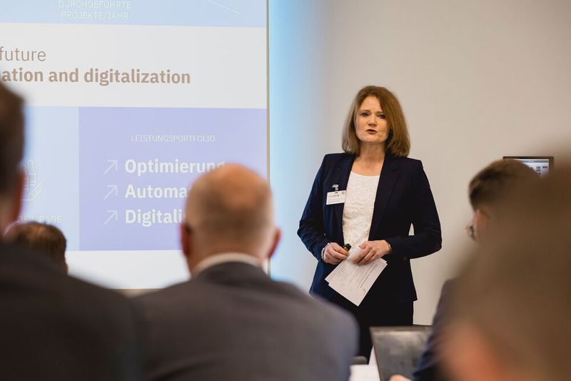 5 Die Spezialisten von PA-Solutions (im Bild: Simone Aschendorff-Manentzos, Business Development Manager C+E Chemical Energy bei PA-Solutions) und Ingenion machen Wasserstoffprojekte für jeden zugänglich (Bild: Stefan Bausewein)