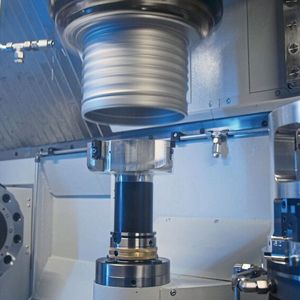 The first machining step is roughing the various internal diameters of the component. The tool is stationary and only the workpiece rotates.(Image: Mapal)