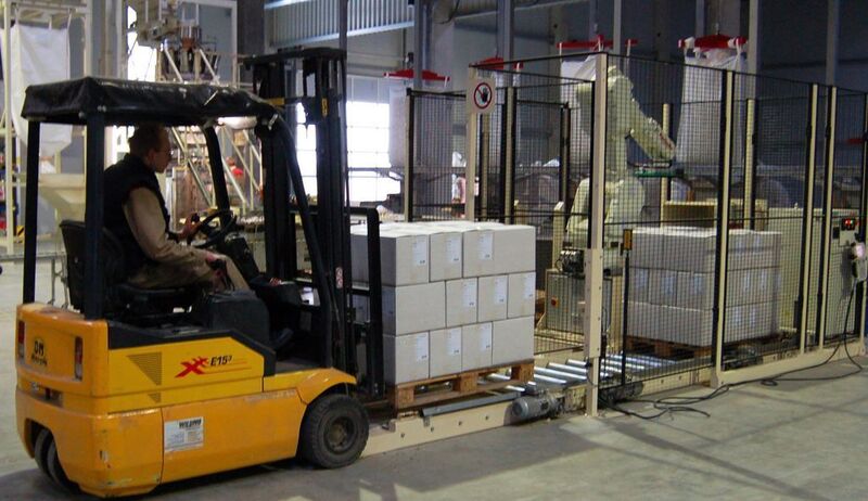 Nach dem Palettieren werden die Produkte ins Lager transportiert (Archiv: Vogel Business Media)