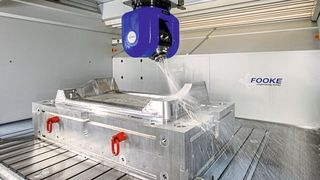 Das Unternehmen AWM Arnstädter Werkzeug- und Formenbau in Thüringen ist ein Hersteller von komplexen Spritzgießwerkzeugen und Sondermaschinen. Mit einer neuen Portalfräsmaschine des Typs Endura 900 Linear Kompakt von Fooke verdoppelt das Unternehmen jetzt das Maximalgewicht von Spritzgusswerkzeugen auf 20 t. (AWM / M. Krummrich)