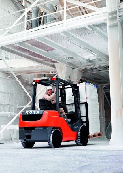 Der Toyota Tonero 35 mit Drehsitz beim Lasttransport. (Archiv: Vogel Business Media)