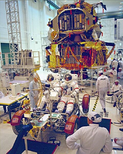 Apollo-17-Kommandant Eugene A. Cernan und Landefährenpilot Harrison H. Jack Schmitt beim Test des Lunar Roving Vehicle und der Kommunikationsplattform. Links vom LVR steht der Support-Team-Astronaut Gordon Fullerton. (Bild: NASA)