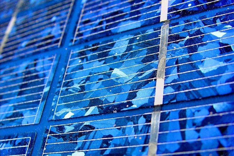 Sonnige Aussichten: Noch ein paar Milliarden Jahre wird unsere Sonne scheinen. Mit der Photovoltaik kann man die ungeheuer große Energie nutzen, die bei der kontinuierlichen Kernfusion frei wird. Kristalline PV-Module bestehen hauptsächlich aus einer Form von Sand und verwandeln das Licht direkt in elektrischen Strom. (Foto: flickr.com/Clearly Ambiguous (CC BY))