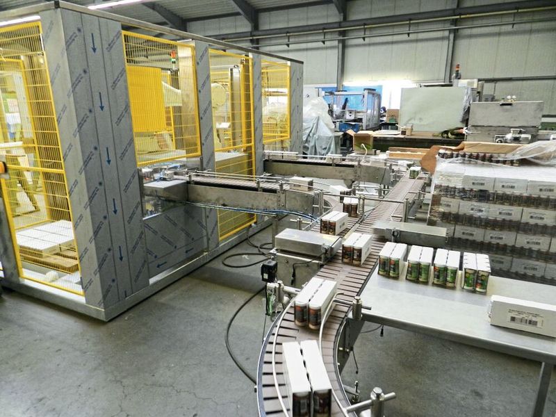 Die Trays werden automatisch nach den beiden Produktsorten des Herstellers zugeordnet und der Zelle zugeführt. (Kawasaki Robotics)