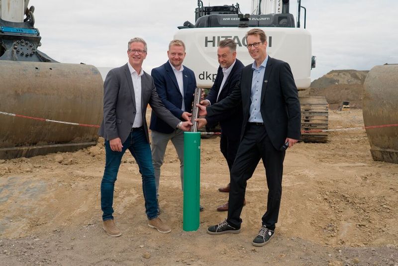 (von links): Axel Georg (List Bau), Jan Regenhardt (Sitemanager, Wolfenbüttel, DP World), Ivica Lukanic (Bürgermeister Wolfenbüttel) und Michael Pohl (MD Chemicals, DP World) beim symbolischen Baubeginn (Bild: DP World)