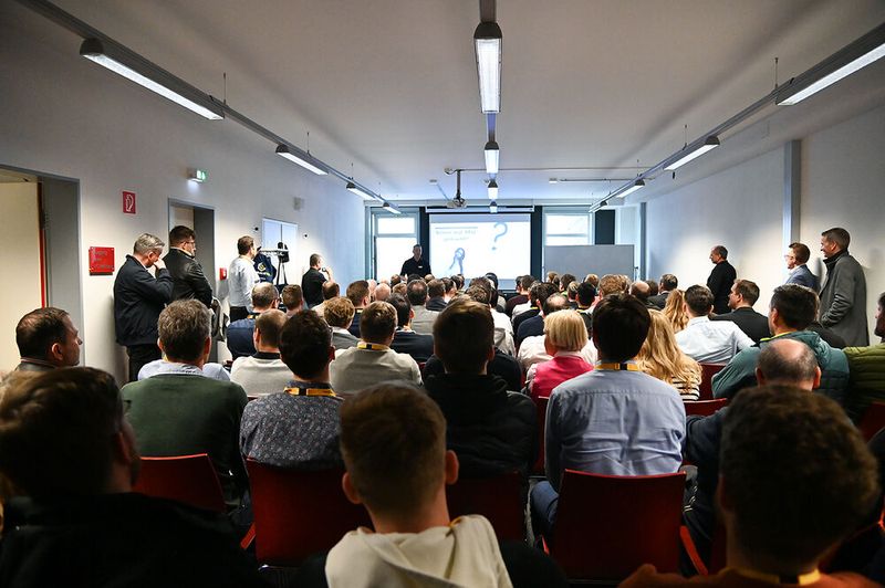 Bei den Vorträgen am Nachmittag blieb kein Sitz leer.  (Bild: Stefan Stark)