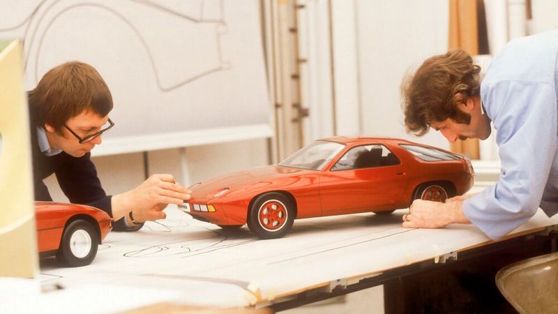 1989 ging Lagaay zurück zu Porsche und war dort bis zu seinem Ruhestand am 1. Juli 2004  Leiter der Porsche-Designabteilung in Weissach. Neben den Studien Panamericana und 989 wurden die Serienmodelle Boxster, Cayman, Carrera GT, Cayenne und 911 (Modellreihen 964, 993 und 996) von ihm stilistisch maßgeblich definiert. (Bild: Porsche AG)