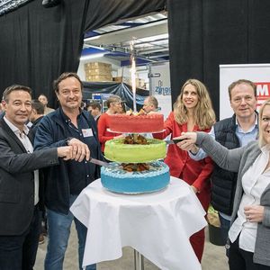 La pièce montée personnalisée des anniversaires de Reco, Bula et MSM découpée par les membres de la direction du Groupe Recomatic. De gauche à droite : Philippe et Christophe Rérat, Margaux Pontieu (MSM), Olivier Wieland et Béatrice Bula.(Source :  Thomas Entzeroth)