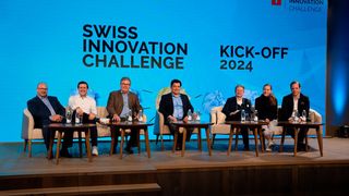 Eindruck vom Kick-off 2024 im Auditorium des Tagungs- und Eventcenter (TEC) im Haus der Wirtschaft (HDW). V.l.n.r.: Stefan Philippi, FHNW; Mathias Welti, Wirtschaftskammer; Rolf-Dieter Reinecke, FHNW; Wirtschaftskammerdirektor Christoph Buser; Jurypräsident Arie Verkuil, FHNW; Cheyenne Ramseier, Wirtschaftskammer; Hannes Caj, BLKB. (Bild: Swiss Innovation Challenge)