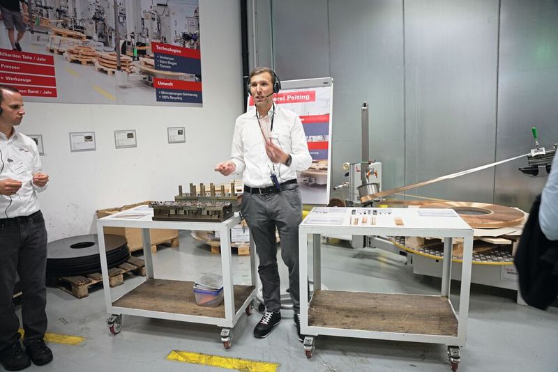 Werksführung mit Daniel Wladar. (Bild: Kristin Rinortner)