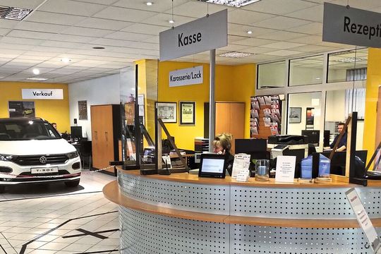 In Zeiten von Corona ist Kreativität gefragt, um die Mitarbeiter zu schützen und den Bestimmungen gerecht zu werden. Das VW-Autohaus Liliensiek hat seinen Betrieb entsprechend umgerüstet.(Bild:  Autohaus Liliensiek)