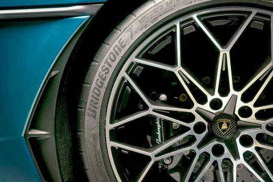 Einer der drei für den neuen Lamborghini Temerario vorgesehenen Hochleistungsreifen von Bridgestone aus der Nähe.(Bild:  Automobili Lamborghini S.p.A.)