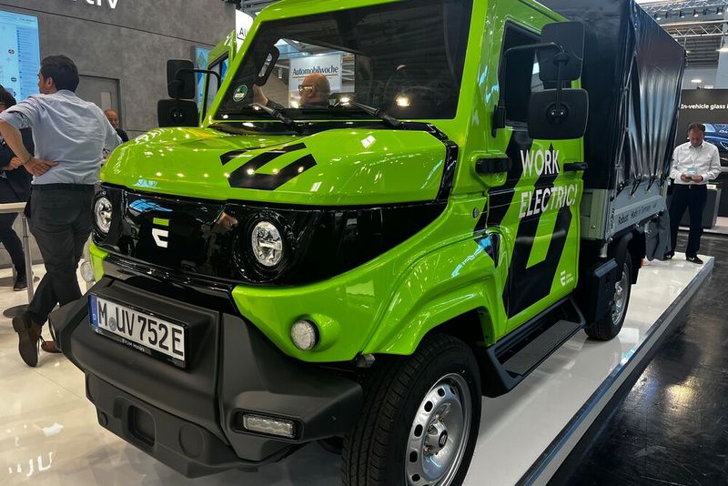 Das Start-up Evum präsentiert auf dem Stand des Netzwerks Bayern Innovativ das elektrisch betriebene leichte Nutzfahrzeug Acar. Zu den Vertriebspartnern gehören auch Autohäuser. (Bild: Simon – VCG)