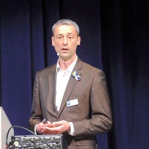 Björn Noack von der Robert Bosch GmbH glaubt fest daran, dass der Verbrennungsmotor auch noch in Zukunft eine Rolle spielen wird.(Bild:  Zietz/»kfz-betrieb«)